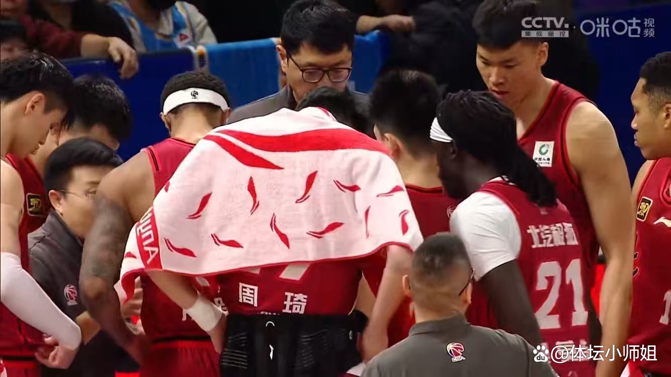 历时艰辛的比赛中，球队以微弱优势获胜的简单介绍