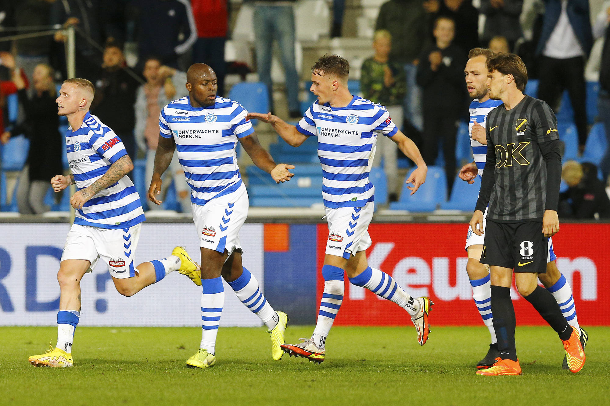 关于塞维利亚力压对手，主场斩获三分的信息