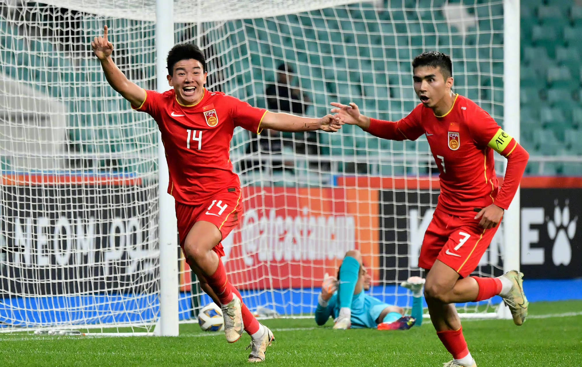 爱游戏体育直播-热门足球比赛再现精彩对决，实力对决，场面惊心动魄的简单介绍