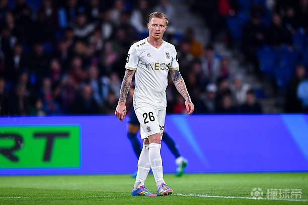 爱游戏在线-尼斯后卫表现出色，球队稳固防线再创佳绩的简单介绍