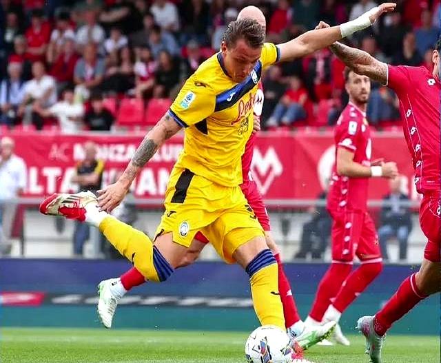 双方激战,赛场上无法预料的变数 双方激战,赛场上无法预料的变数