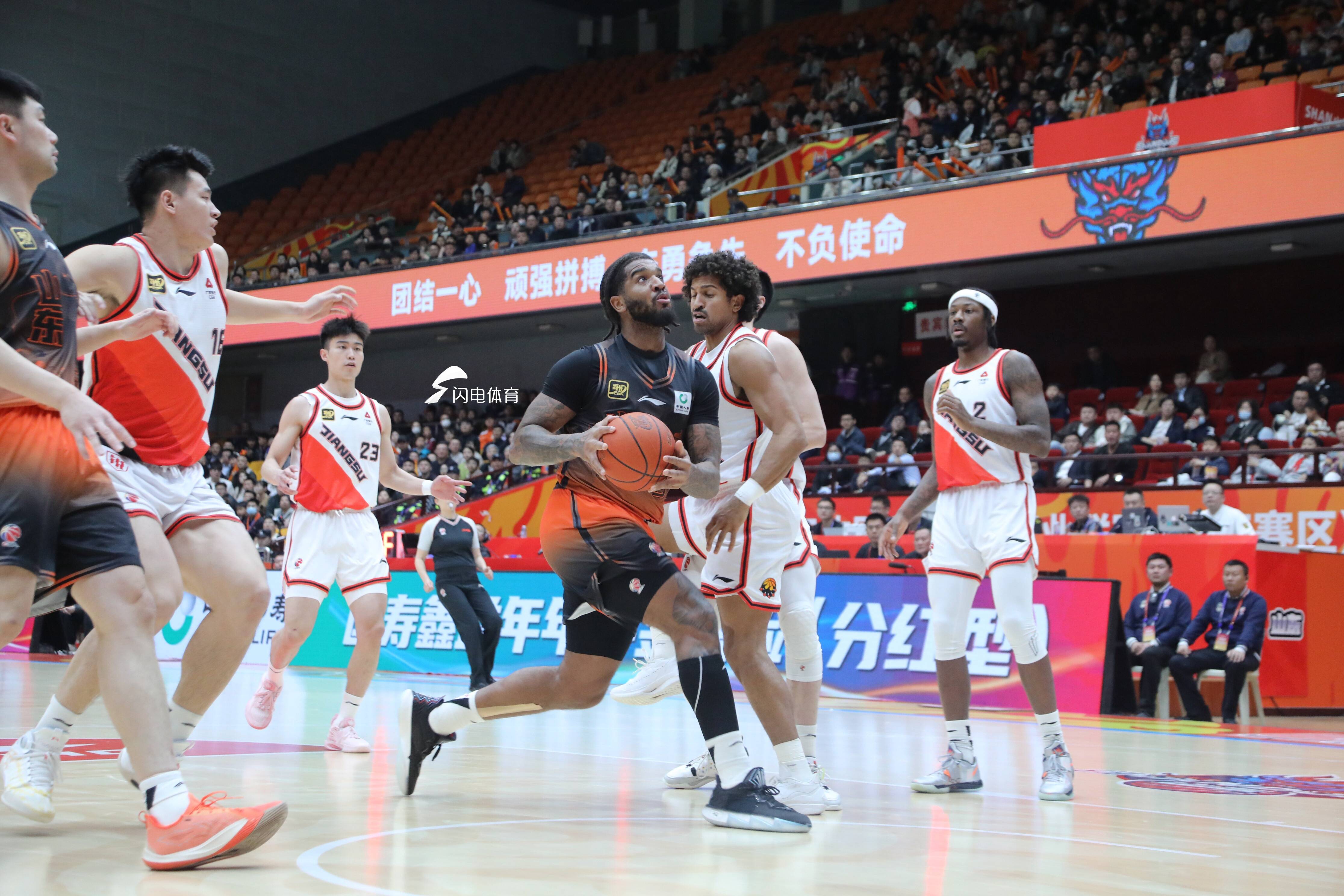 临沂男篮豪取连胜，冲刺季后赛赛场