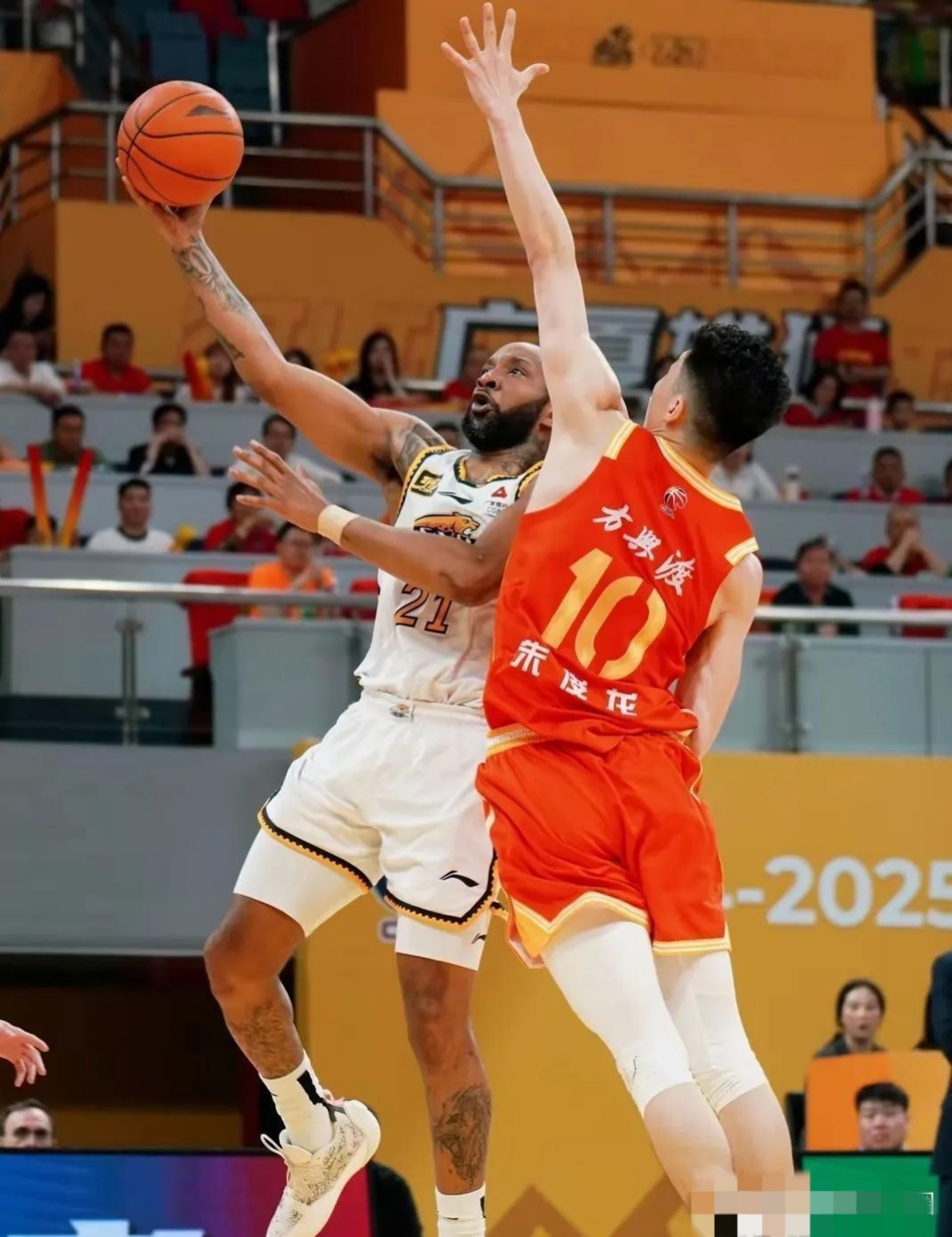 爱游戏官网入口-浙江男篮紧咬比分，险胜对手晋级下一轮