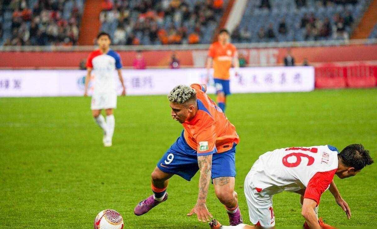 爱游戏体育平台-重庆斯威对阵山东鲁能,激烈角逐赛场瞬间的简单介绍