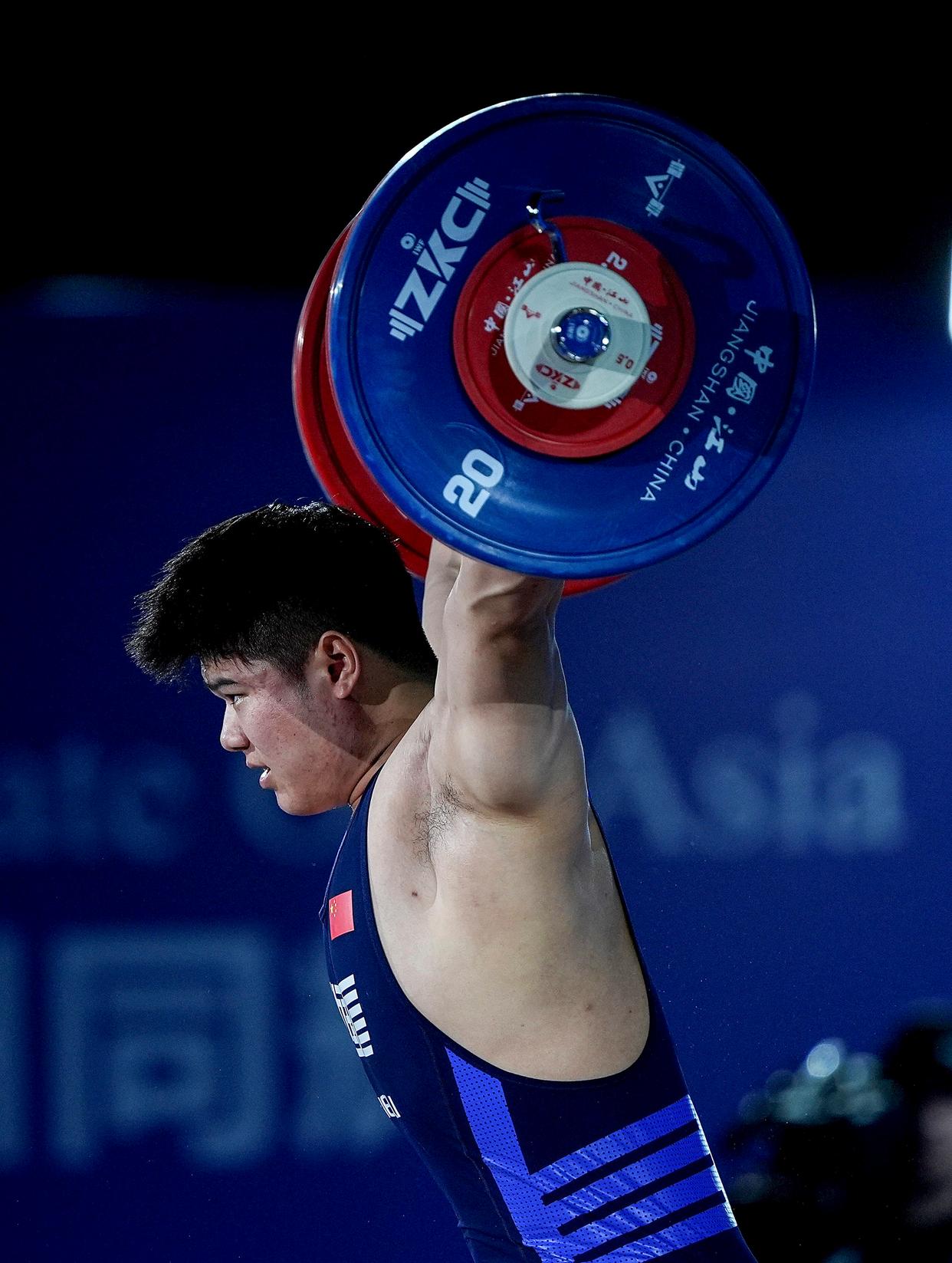 爱游戏官网入口-哥伦比亚选手在举重比赛中勇夺冠军