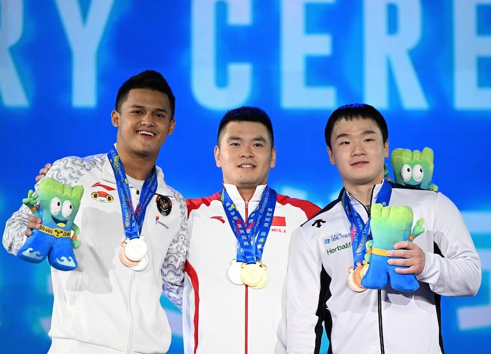 哥伦比亚选手在举重比赛中勇夺冠军 哥伦比亚选手在举重比赛中勇夺冠军