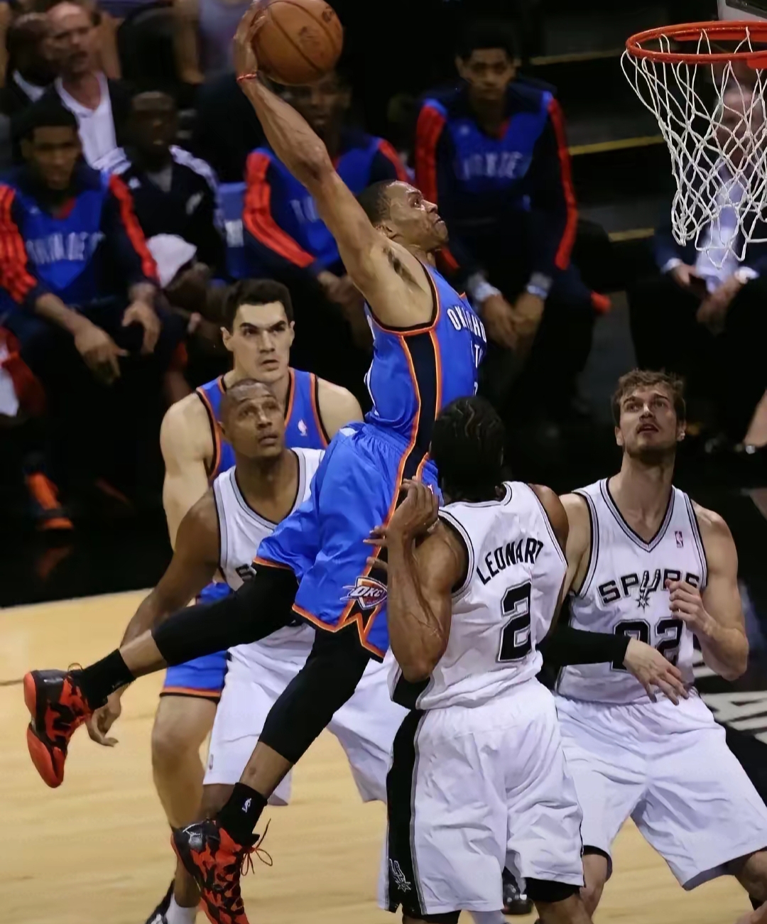 爱游戏app下载-关于雷霆惊险获胜:威少砍下关键三分帮助球队胜出的信息