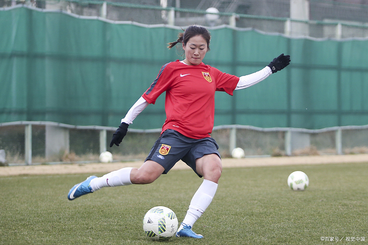 爱游戏亚洲官网-足球比赛中，女选手奋力拼搏的简单介绍
