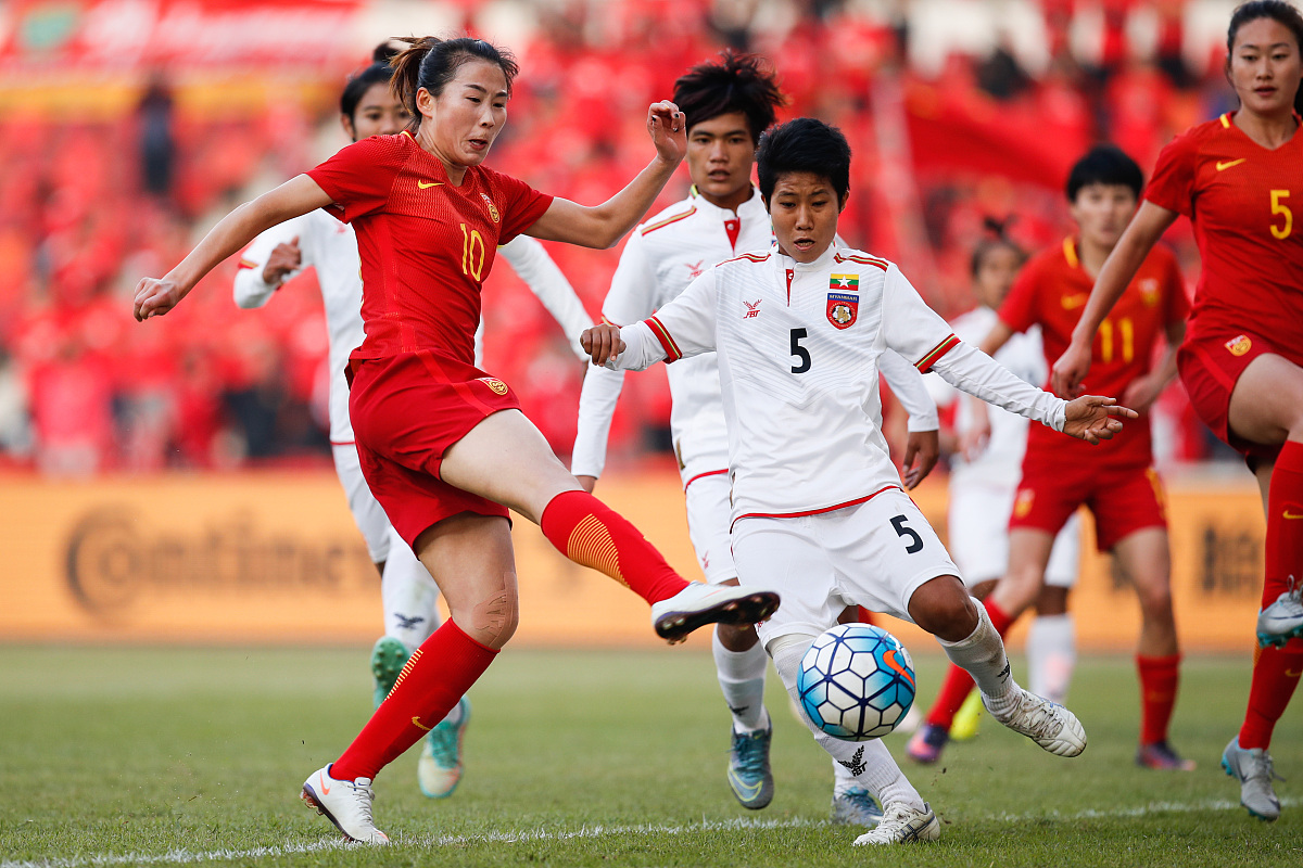 足球比赛中,女选手奋力拼搏的简单介绍 足球比赛中,女选手奋力拼搏的简单介绍