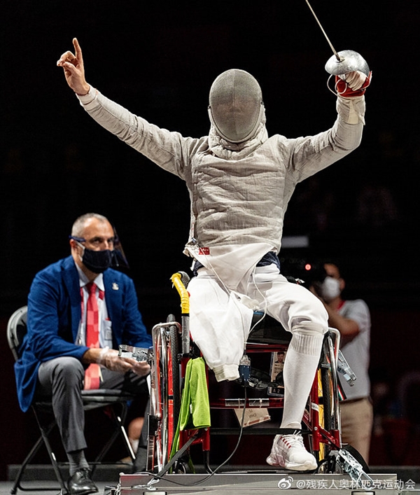 匈牙利击剑选手实现大逆转，斩获胜利