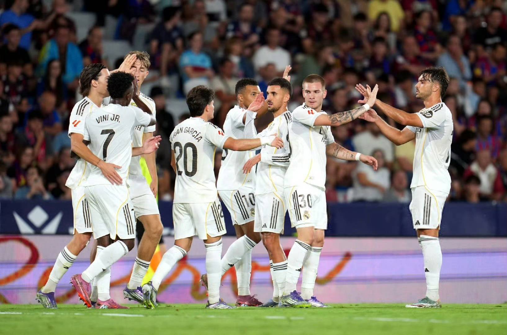 爱游戏app-关于皇马主场胜利巴萨，C罗压哨绝杀助球队豪取三分的信息