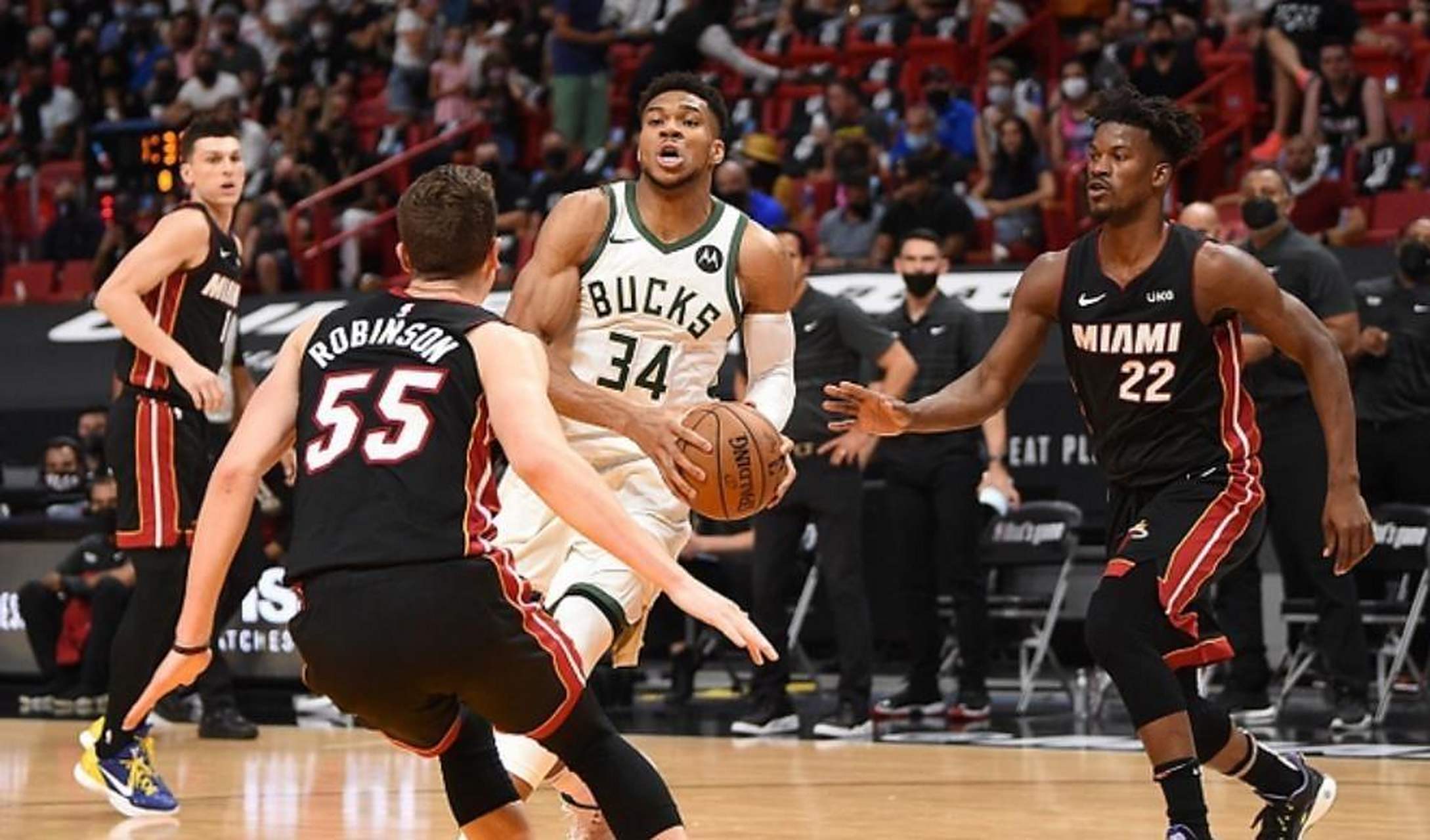 东部半决赛揭幕,雄鹿不放手 东部半决赛揭幕,雄鹿不放手