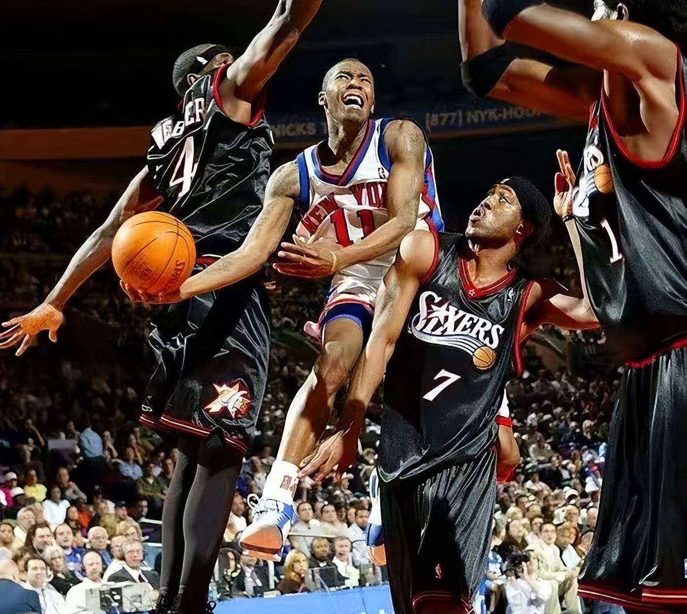 关键比赛中球员表现出色,领先对手! 关键比赛中球员表现出色,领先对手!