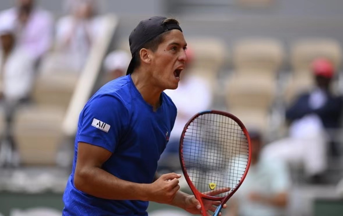 埃瓦尔队在比赛中展现出不屈精神和拼搏 埃瓦尔队在比赛中展现出不屈精神和拼搏