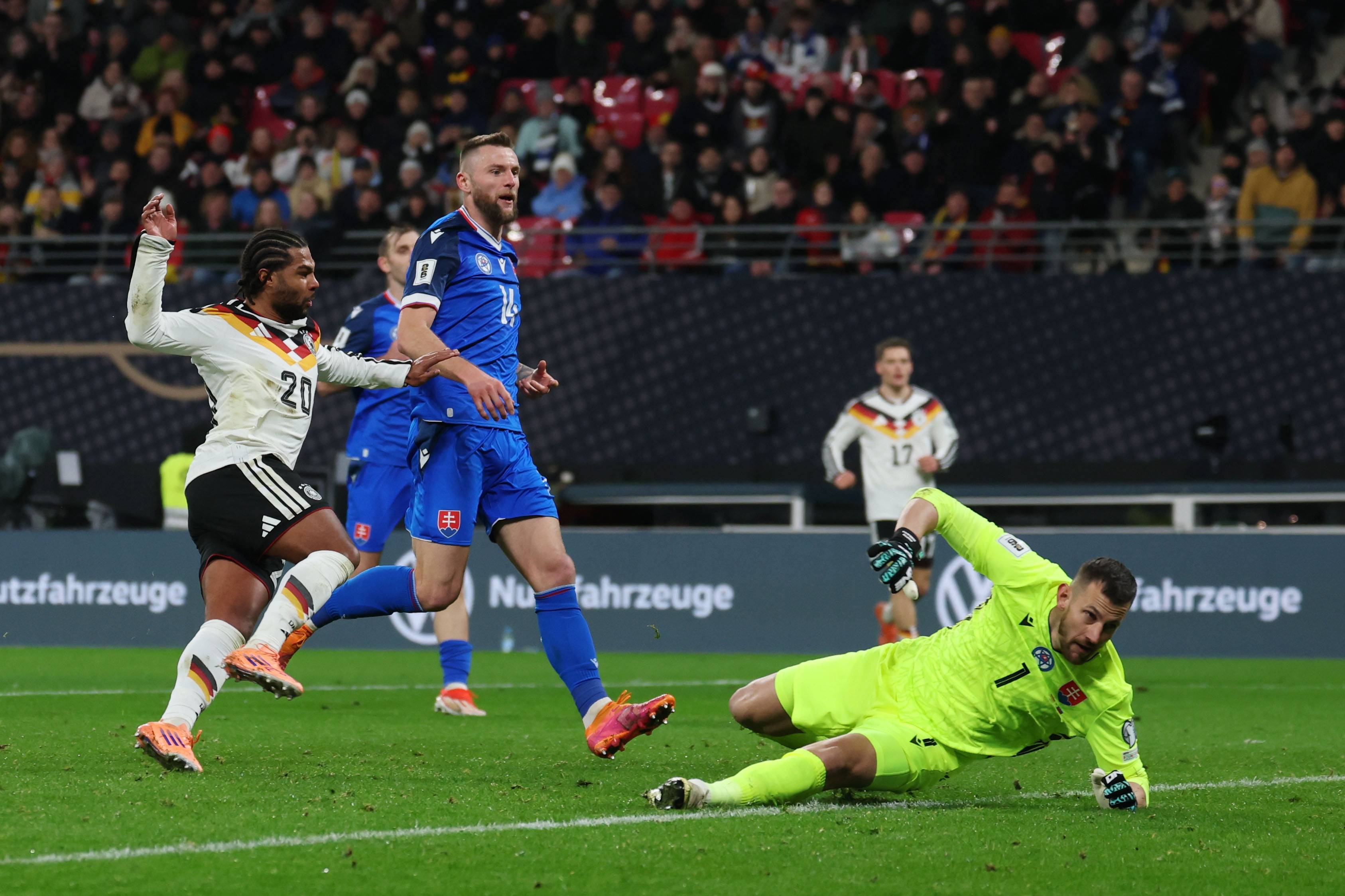 西班牙国家队与德国队争夺欧预赛冠军头衔